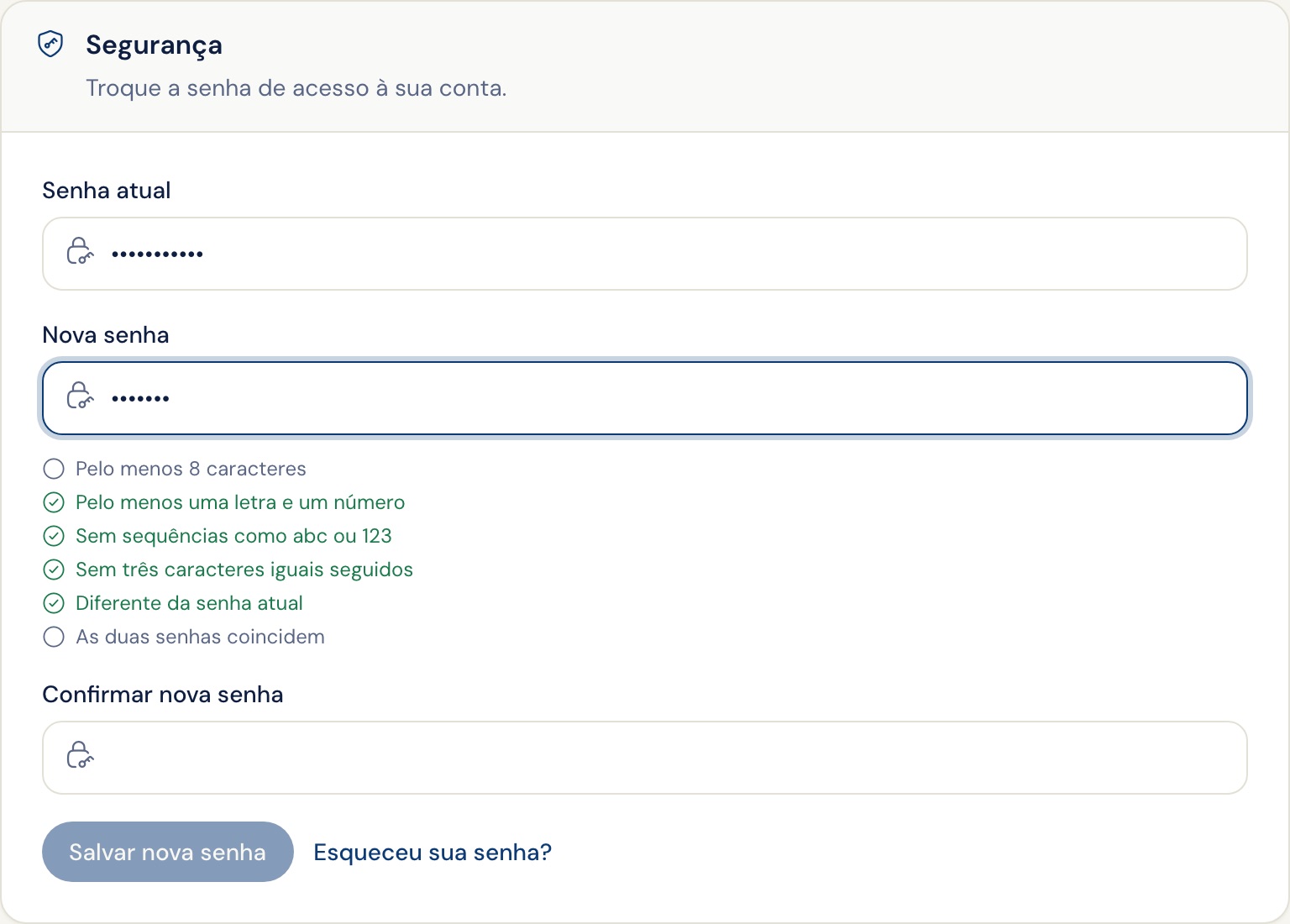 Tela de Configurações com a seção Segurança aberta, os campos de senha atual, nova senha e confirmação, e a lista de regras da senha com parte já marcada em verde