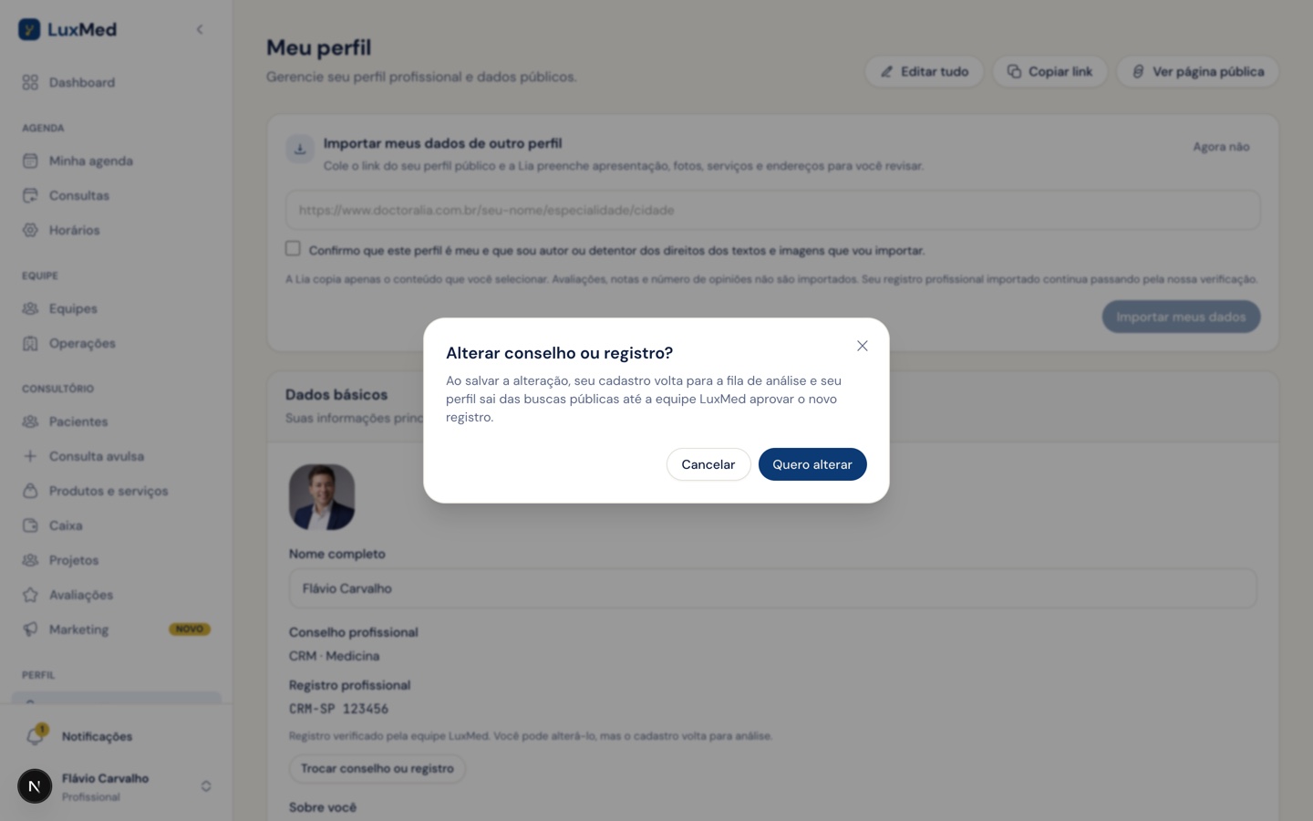 Editor de perfil do profissional com o aviso de confirmação Alterar conselho ou registro, explicando que o cadastro volta para a fila de análise e o perfil sai das buscas até a aprovação